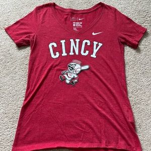 Cincinnati Reds v neck